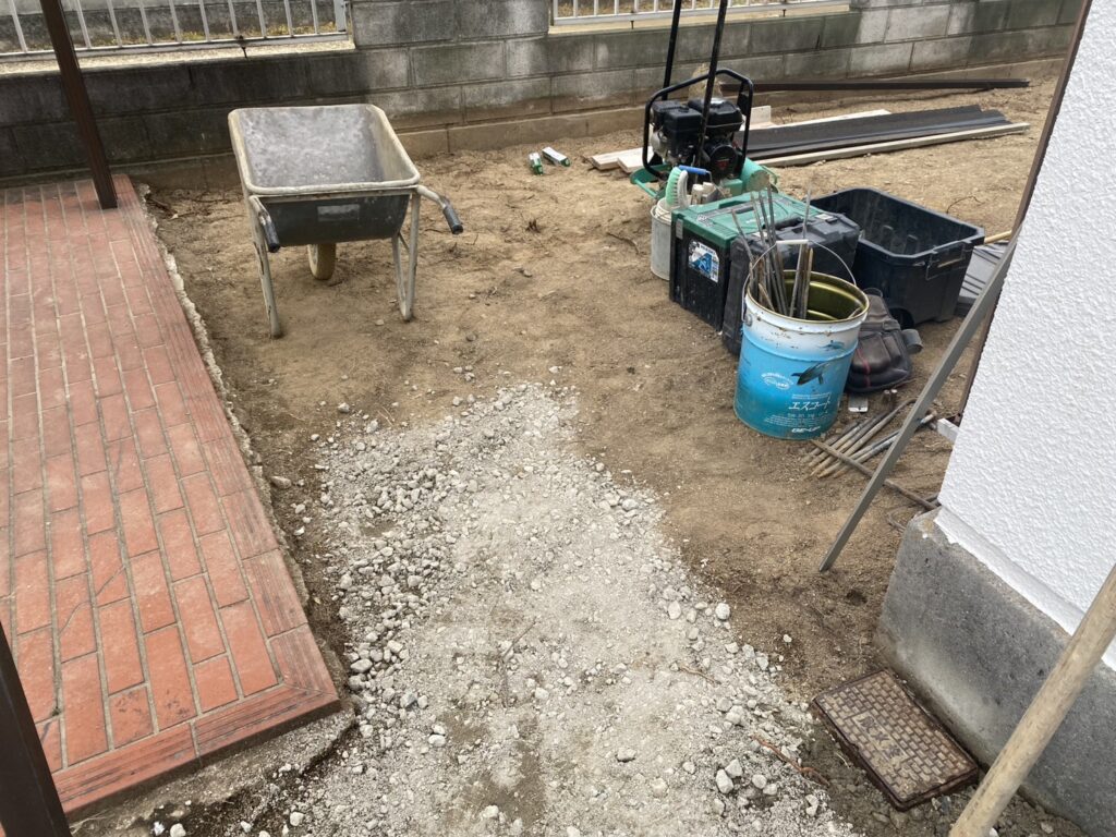 【高松市ＫＵ様邸】雑草対策＆庭じまい工事｜生垣や庭木植栽の撤去系完了✨土間コンクリート打設準備中 (株)カインズガーデン