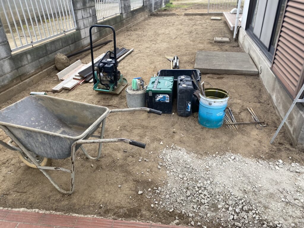 【高松市ＫＵ様邸】雑草対策＆庭じまい工事｜生垣や庭木植栽の撤去系完了✨土間コンクリート打設準備中 (株)カインズガーデン