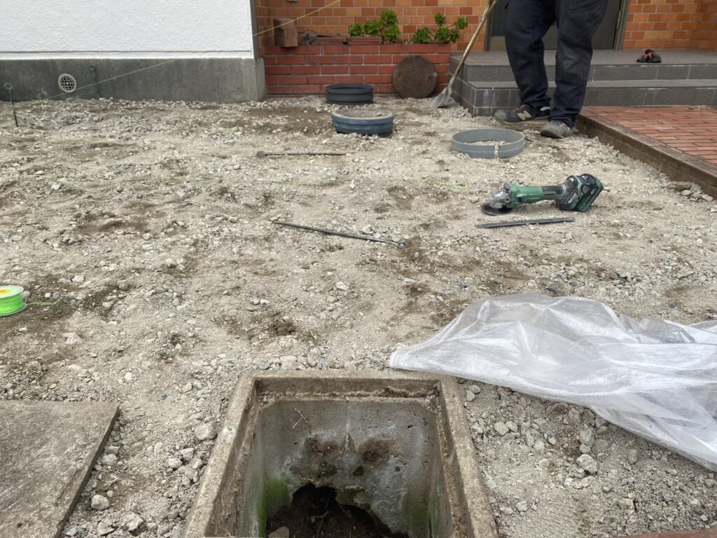 【高松市ＫＵ様邸】雑草対策＆庭じまい工事｜生垣や庭木植栽の撤去系完了✨土間コンクリート打設準備中 (株)カインズガーデン