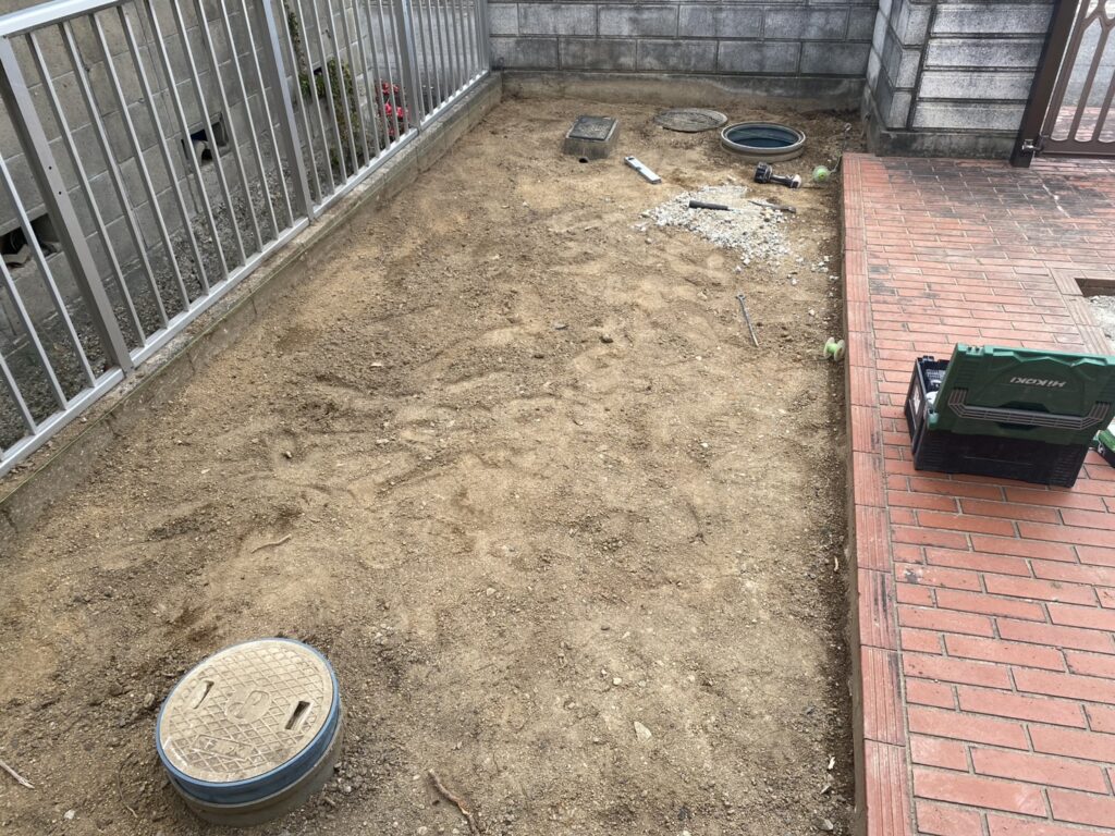 【高松市ＫＵ様邸】雑草対策＆庭じまい工事｜生垣や庭木植栽の撤去系完了✨土間コンクリート打設準備中 (株)カインズガーデン