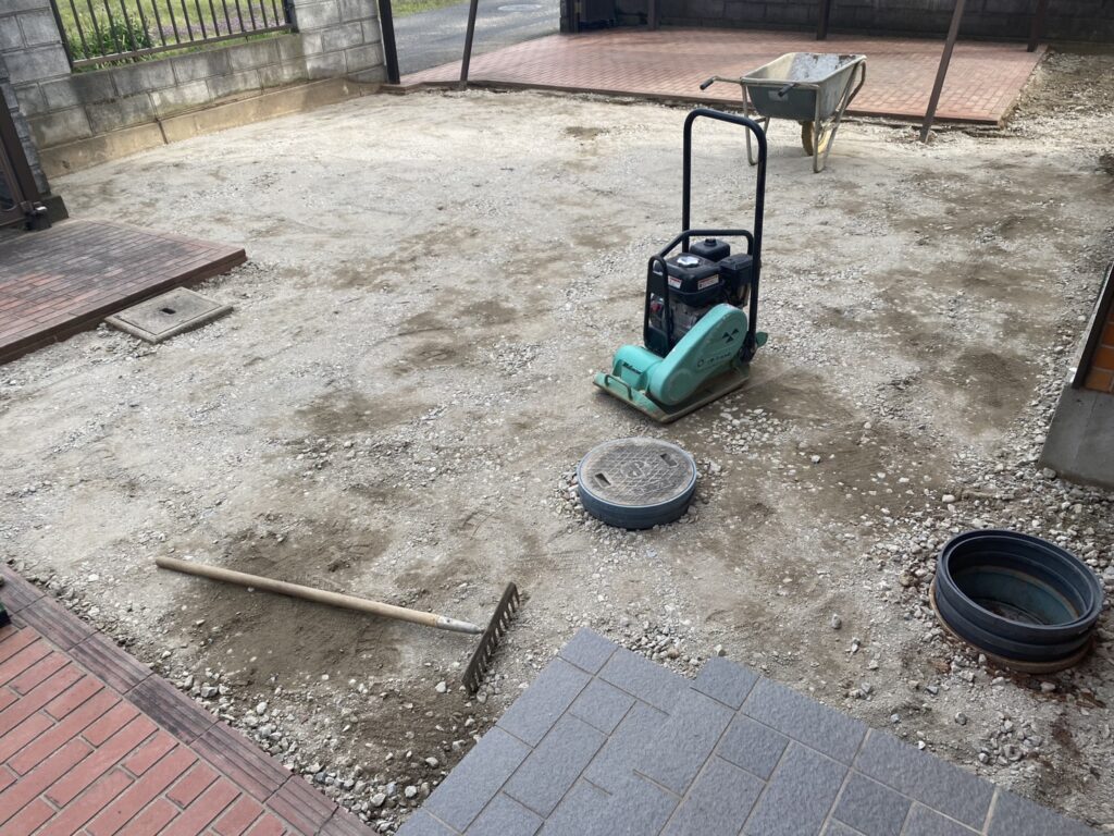 【高松市ＫＵ様邸】雑草対策＆庭じまい工事｜生垣や庭木植栽の撤去系完了✨土間コンクリート打設準備中 (株)カインズガーデン