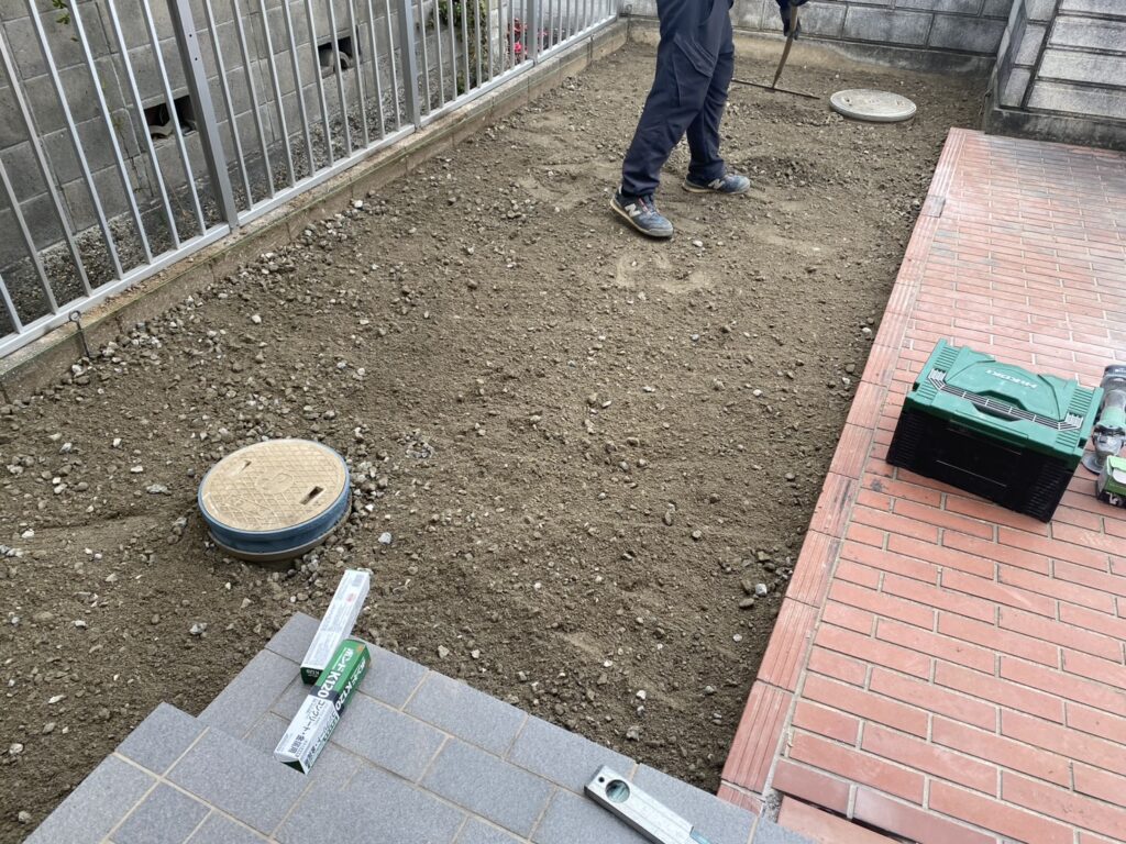 【高松市ＫＵ様邸】雑草対策＆庭じまい工事｜生垣や庭木植栽の撤去系完了✨土間コンクリート打設準備中 (株)カインズガーデン