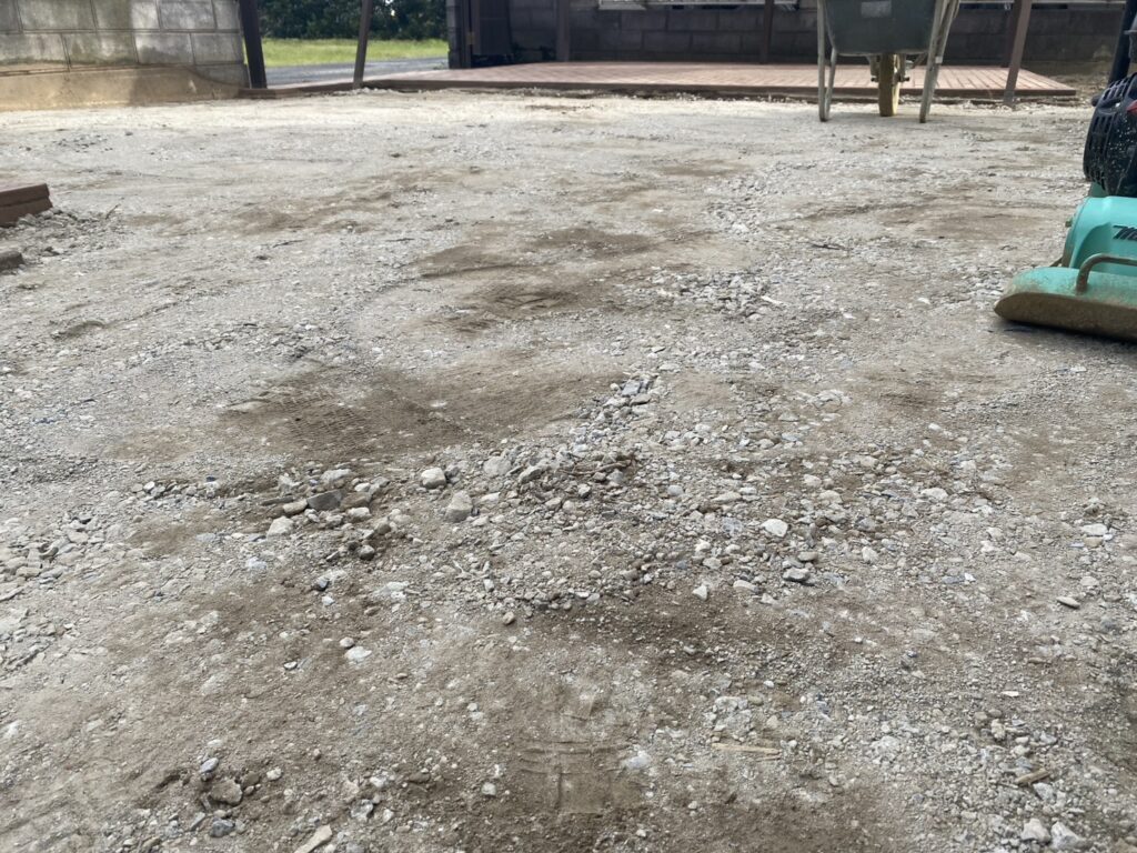 【高松市ＫＵ様邸】雑草対策＆庭じまい工事｜生垣や庭木植栽の撤去系完了✨土間コンクリート打設準備中 (株)カインズガーデン