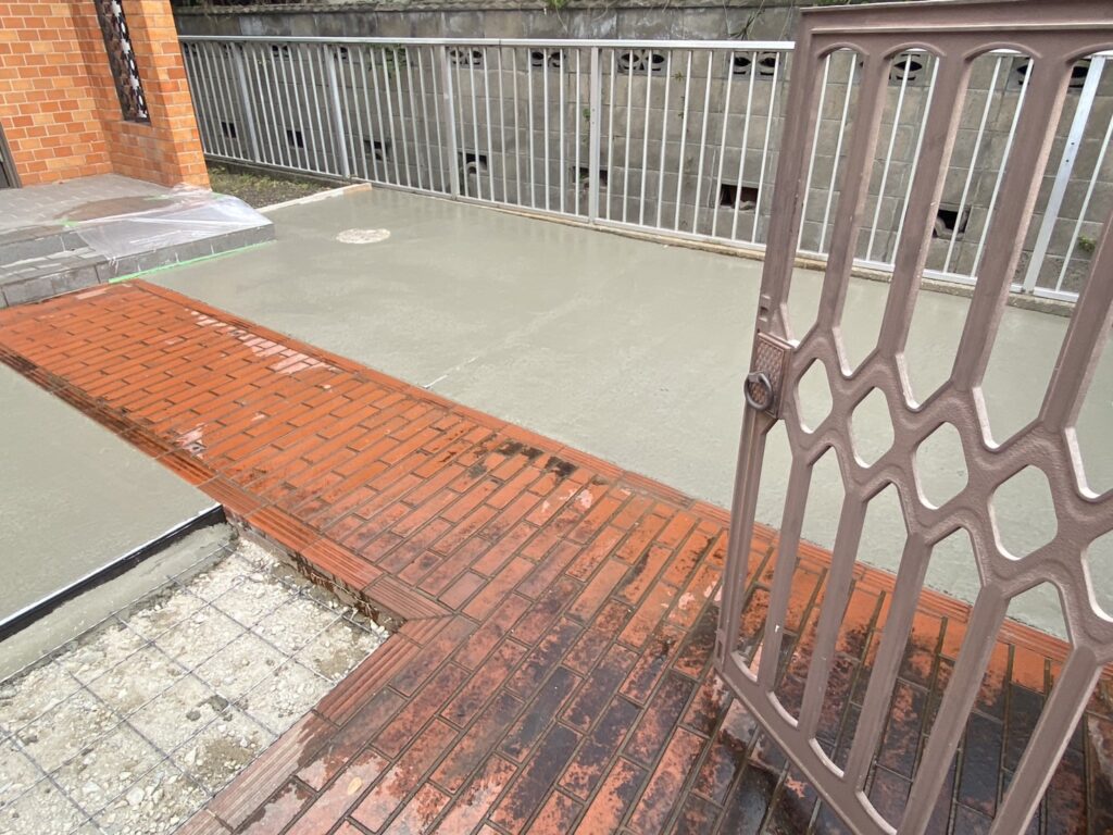 【高松市ＫＵ様邸】雑草対策＆庭じまい工事｜土間コンクリート打設、無事開始！コテで綺麗に仕上げます (株)カインズガーデン