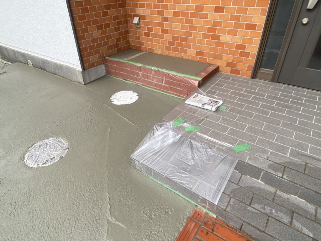 【高松市ＫＵ様邸】雑草対策＆庭じまい工事｜土間コンクリート打設、無事開始！コテで綺麗に仕上げます (株)カインズガーデン