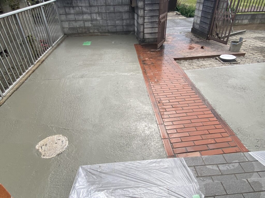 【高松市ＫＵ様邸】雑草対策＆庭じまい工事｜土間コンクリート打設、無事開始！コテで綺麗に仕上げます (株)カインズガーデン