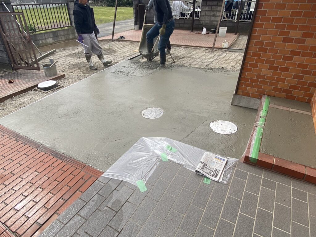 【高松市ＫＵ様邸】雑草対策＆庭じまい工事｜土間コンクリート打設、無事開始！コテで綺麗に仕上げます (株)カインズガーデン