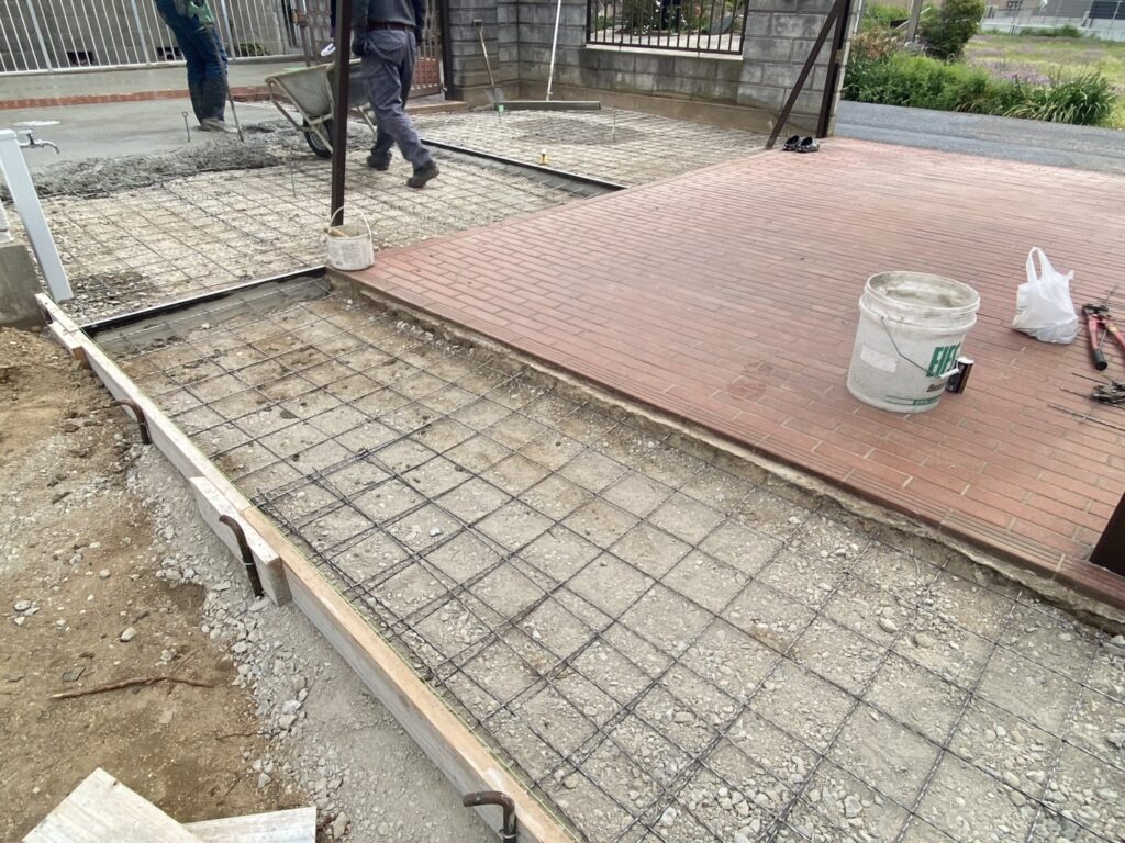 【高松市ＫＵ様邸】雑草対策＆庭じまい工事｜土間コンクリート打設、無事開始！コテで綺麗に仕上げます (株)カインズガーデン