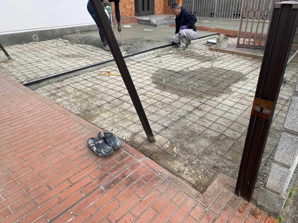 【高松市ＫＵ様邸】雑草対策＆庭じまい工事｜土間コンクリート打設、無事開始！コテで綺麗に仕上げます (株)カインズガーデン