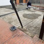 【高松市ＫＵ様邸】雑草対策＆庭じまい工事｜土間コンクリート打設、無事開始！コテで綺麗に仕上げます (株)カインズガーデン