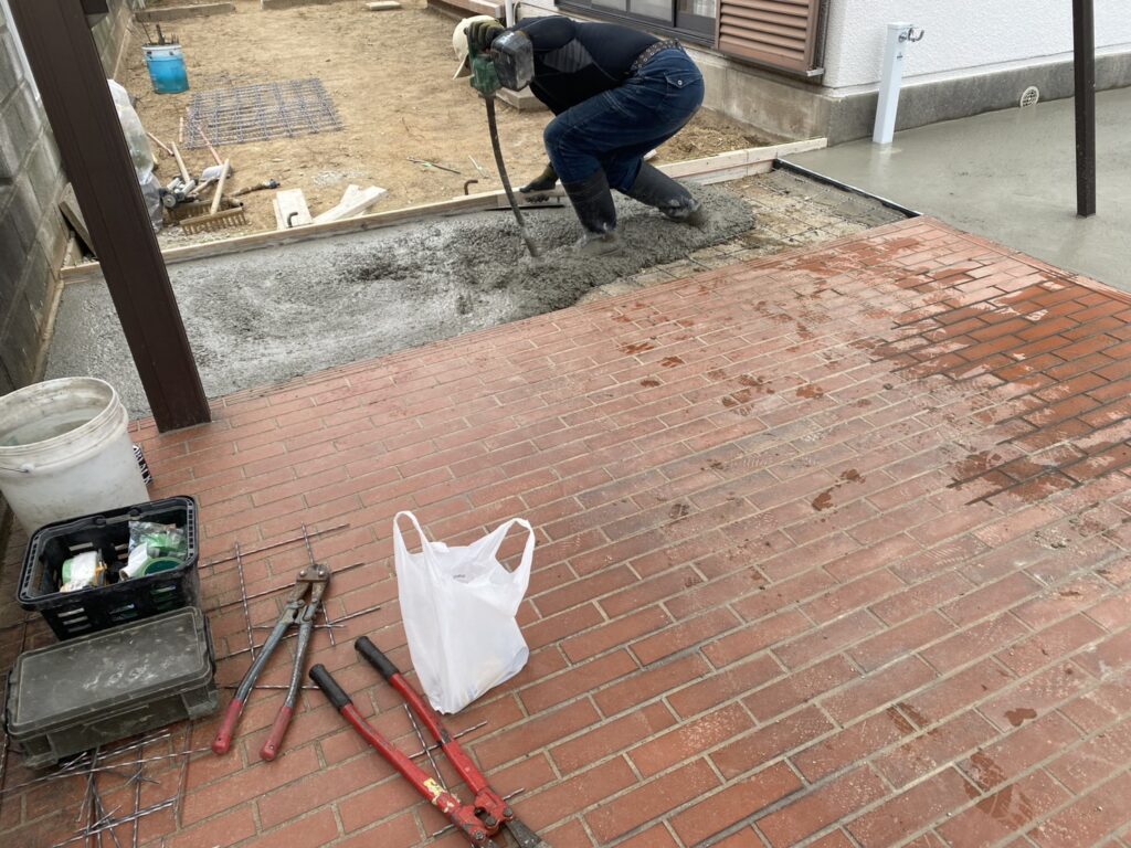 【高松市ＫＵ様邸】雑草対策＆庭じまい工事｜土間コンクリート打設、無事開始！コテで綺麗に仕上げます (株)カインズガーデン