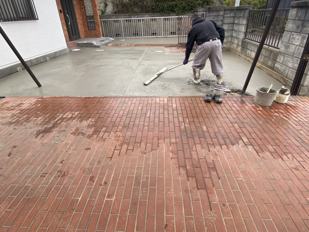 【高松市ＫＵ様邸】雑草対策＆庭じまい工事｜土間コンクリート打設、無事開始！コテで綺麗に仕上げます (株)カインズガーデン