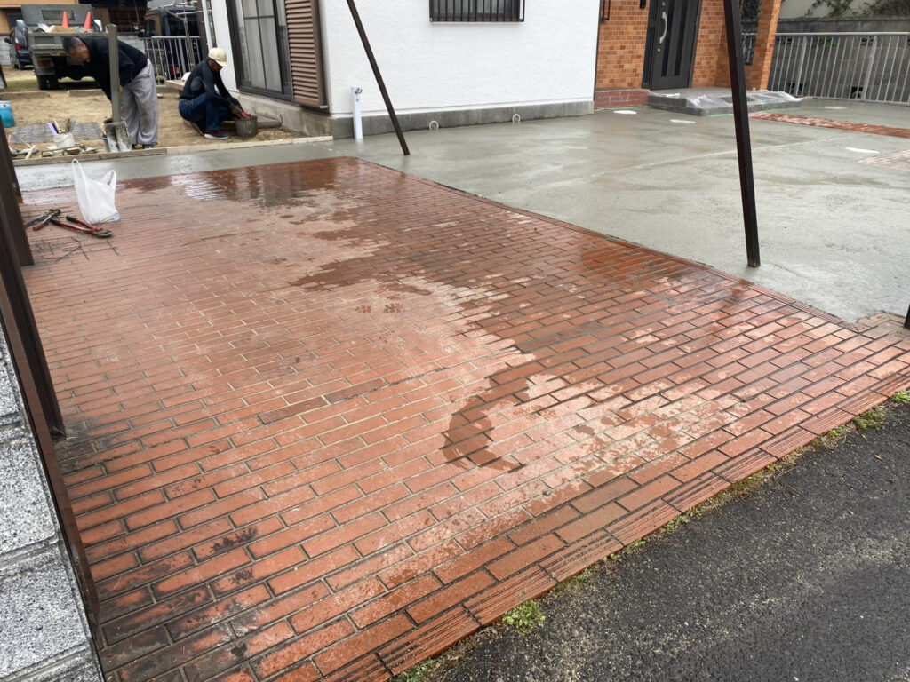 【高松市ＫＵ様邸】雑草対策＆庭じまい工事｜土間コンクリート打設、無事開始！コテで綺麗に仕上げます (株)カインズガーデン