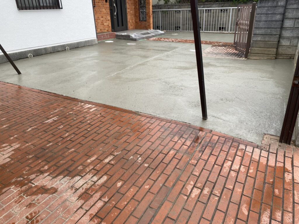 【高松市ＫＵ様邸】雑草対策＆庭じまい工事｜土間コンクリート打設、無事開始！コテで綺麗に仕上げます (株)カインズガーデン