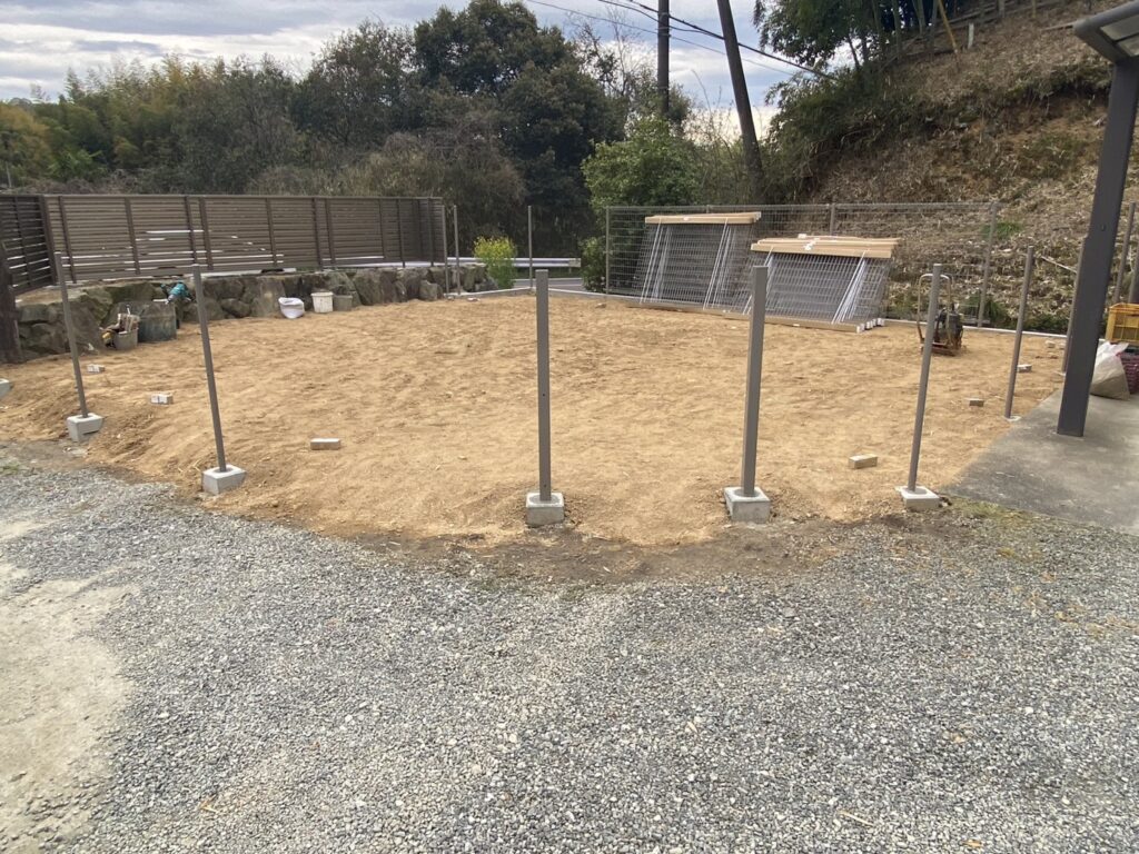 【三豊市Ｏ様邸】庭仕舞い＆ドッグラン工事｜囲いフェンスの柱建てが完了し、フェンス本体の設置開始 (株)カインズガーデン