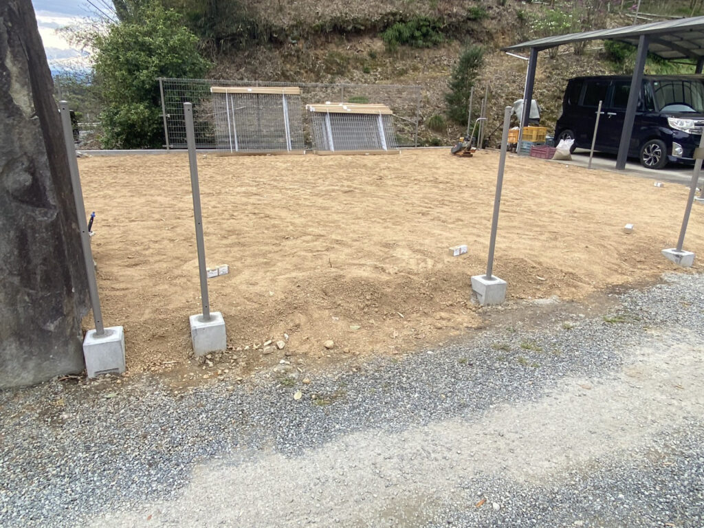 【三豊市Ｏ様邸】庭仕舞い＆ドッグラン工事｜囲いフェンスの柱建てが完了し、フェンス本体の設置開始 (株)カインズガーデン