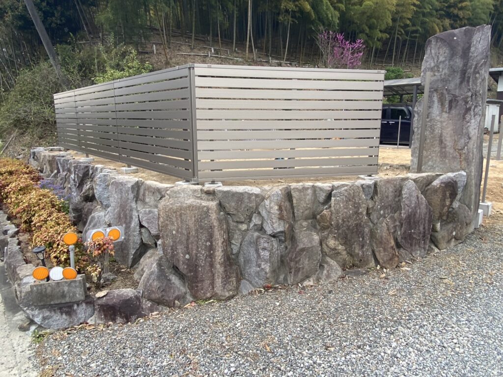 【三豊市Ｏ様邸】庭仕舞い＆ドッグラン工事｜囲いフェンスの柱建てが完了し、フェンス本体の設置開始 (株)カインズガーデン