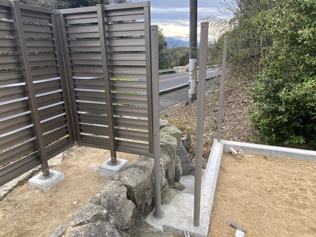 【三豊市Ｏ様邸】庭仕舞い＆ドッグラン工事｜囲いフェンスの柱建てが完了し、フェンス本体の設置開始 (株)カインズガーデン