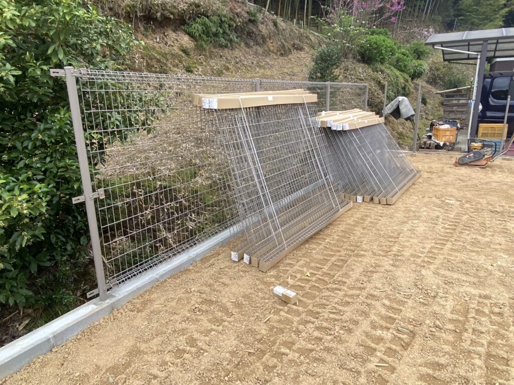 【三豊市Ｏ様邸】庭仕舞い＆ドッグラン工事｜囲いフェンスの柱建てが完了し、フェンス本体の設置開始 (株)カインズガーデン
