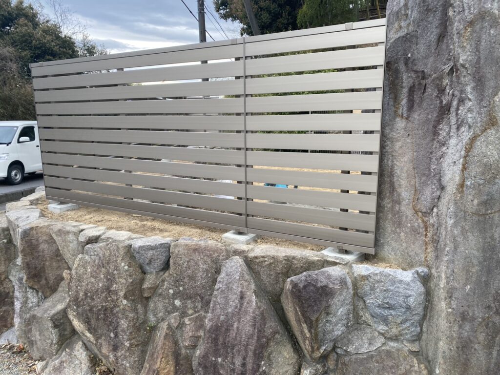 【三豊市Ｏ様邸】庭仕舞い＆ドッグラン工事｜囲いフェンスの柱建てが完了し、フェンス本体の設置開始 (株)カインズガーデン