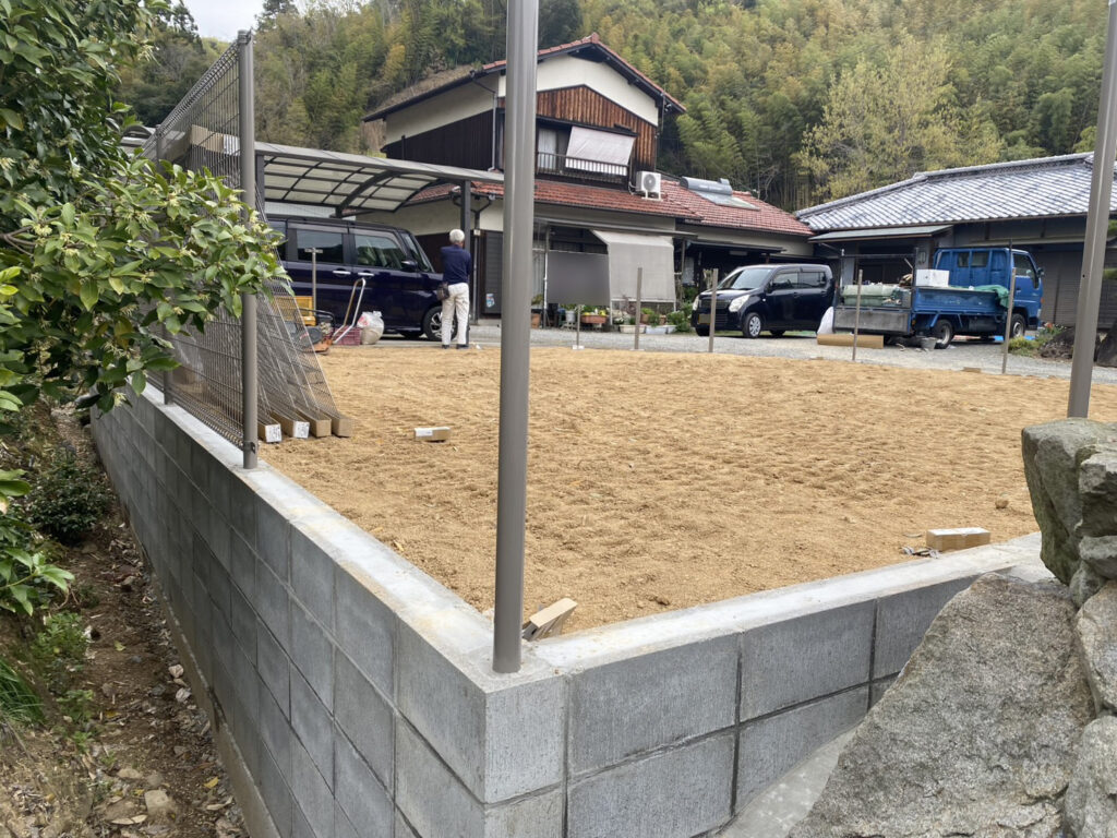 【三豊市Ｏ様邸】庭仕舞い＆ドッグラン工事｜囲いフェンスの柱建てが完了し、フェンス本体の設置開始 (株)カインズガーデン