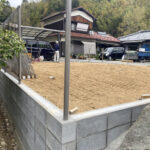 【三豊市Ｏ様邸】庭仕舞い＆ドッグラン工事｜囲いフェンスの柱建てが完了し、フェンス本体の設置開始 (株)カインズガーデン