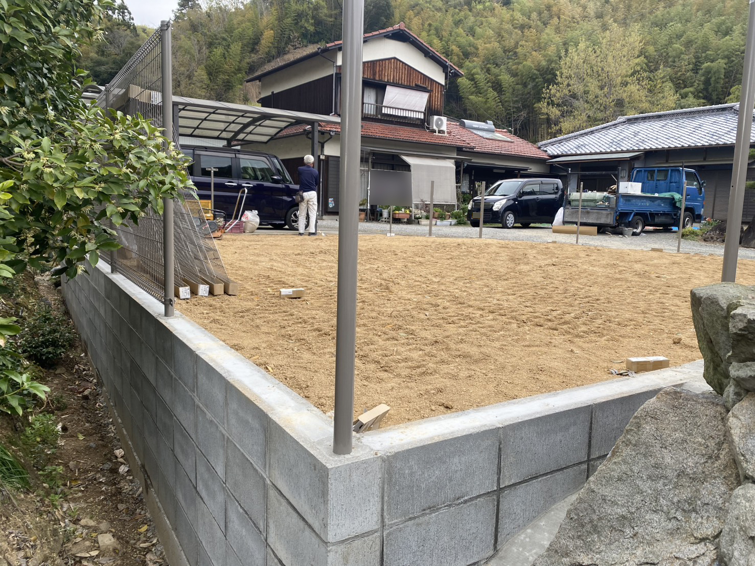 【三豊市Ｏ様邸】庭仕舞い＆ドッグラン工事｜囲いフェンスの柱建てが完了し、フェンス本体の設置開始 (株)カインズガーデン