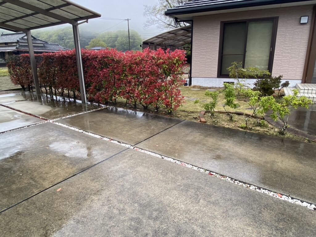 【まんのう町Ｓ様邸】垣根撤去＆目隠しフェンス設置工事着工⛑｜レッドロビンの垣根撤去と庭石移設完了 (株)カインズガーデン