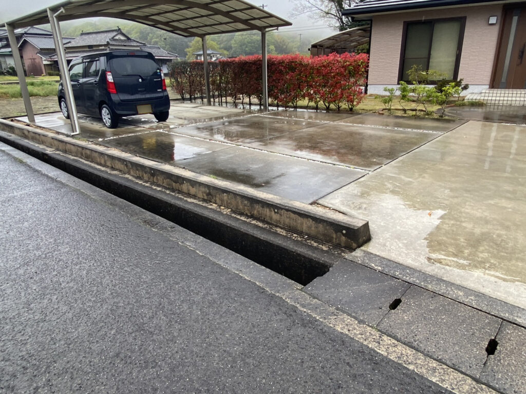 【まんのう町Ｓ様邸】垣根撤去＆目隠しフェンス設置工事着工⛑｜レッドロビンの垣根撤去と庭石移設完了 (株)カインズガーデン