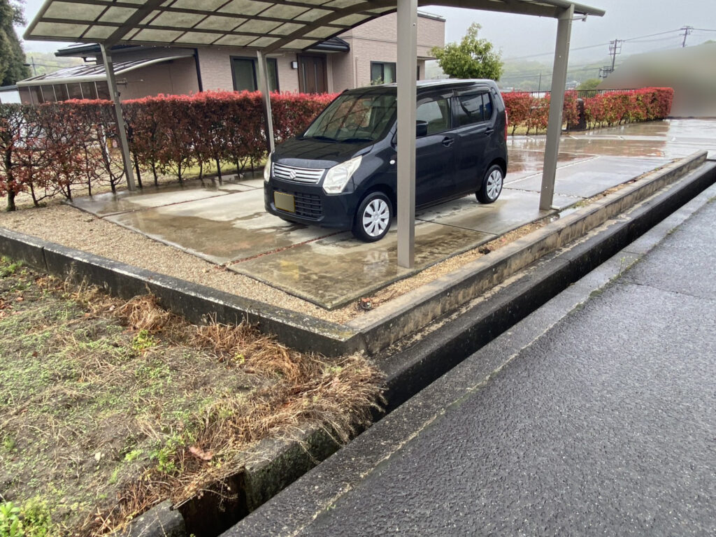 【まんのう町Ｓ様邸】垣根撤去＆目隠しフェンス設置工事着工⛑｜レッドロビンの垣根撤去と庭石移設完了 (株)カインズガーデン