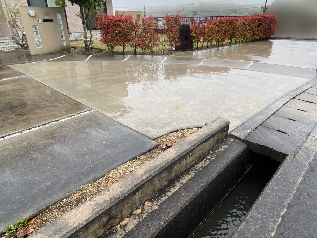 【まんのう町Ｓ様邸】垣根撤去＆目隠しフェンス設置工事着工⛑｜レッドロビンの垣根撤去と庭石移設完了 (株)カインズガーデン