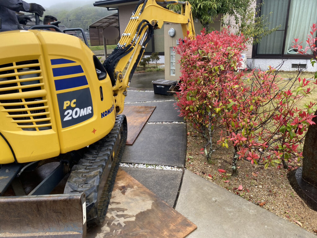 【まんのう町Ｓ様邸】垣根撤去＆目隠しフェンス設置工事着工⛑｜レッドロビンの垣根撤去と庭石移設完了 (株)カインズガーデン