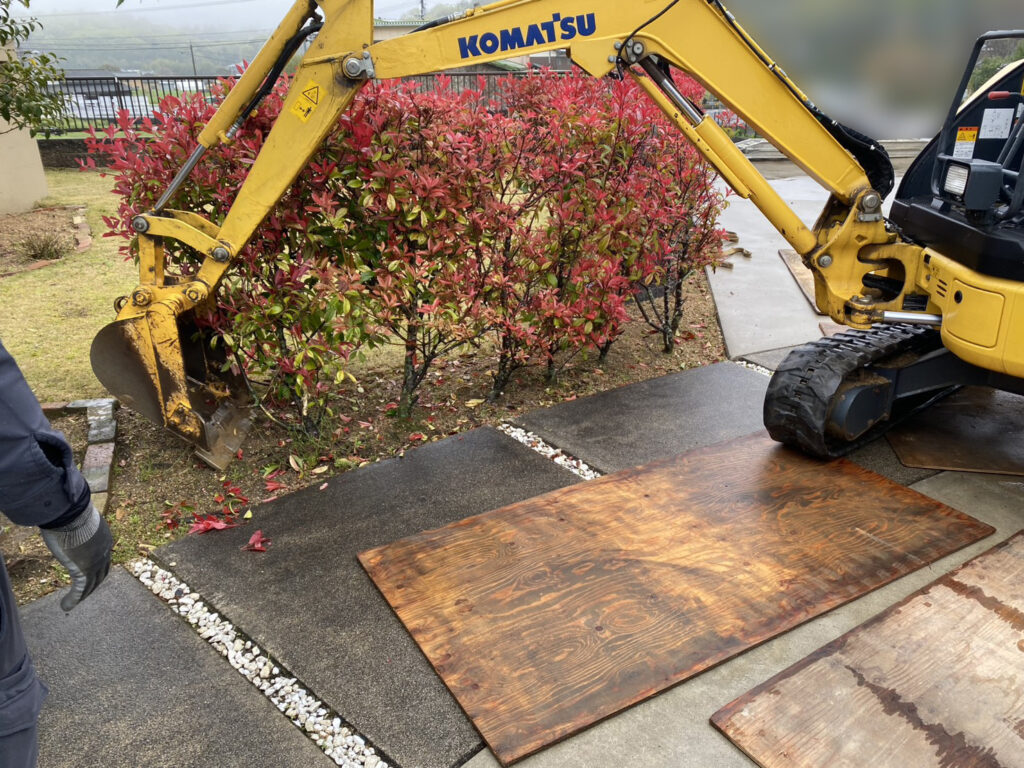 【まんのう町Ｓ様邸】垣根撤去＆目隠しフェンス設置工事着工⛑｜レッドロビンの垣根撤去と庭石移設完了 (株)カインズガーデン