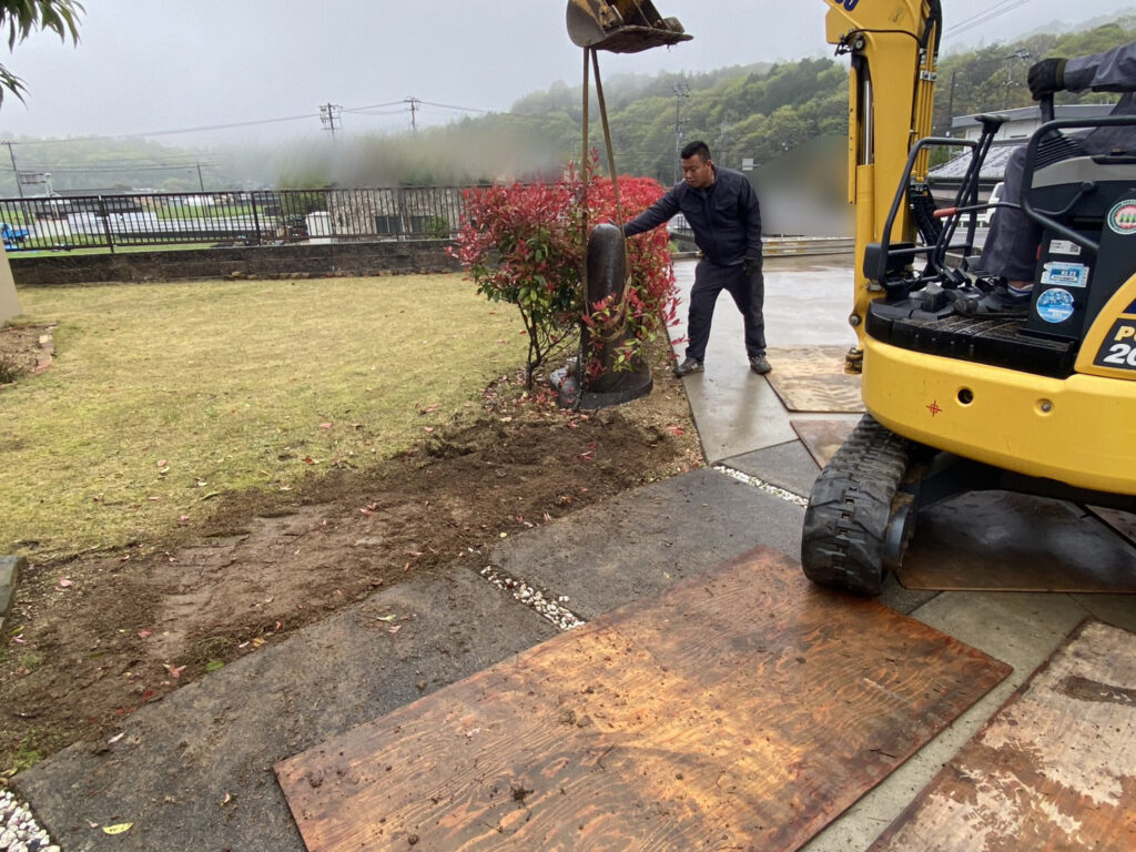 【まんのう町Ｓ様邸】垣根撤去＆目隠しフェンス設置工事着工⛑｜レッドロビンの垣根撤去と庭石移設完了 (株)カインズガーデン