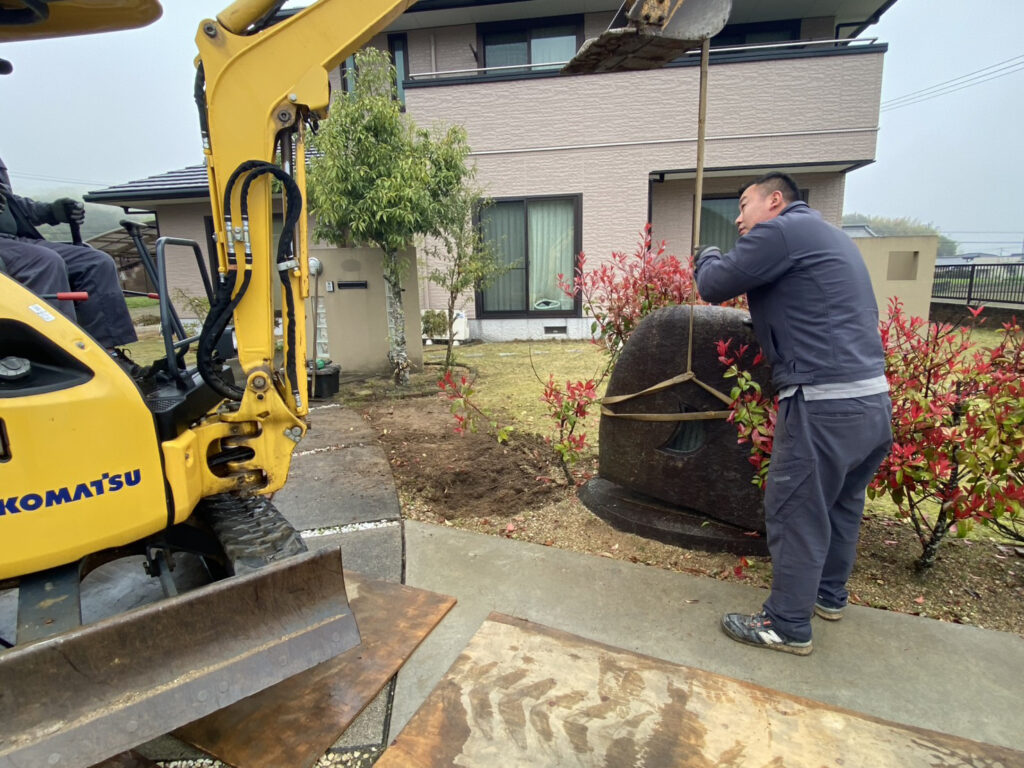 【まんのう町Ｓ様邸】垣根撤去＆目隠しフェンス設置工事着工⛑｜レッドロビンの垣根撤去と庭石移設完了 (株)カインズガーデン