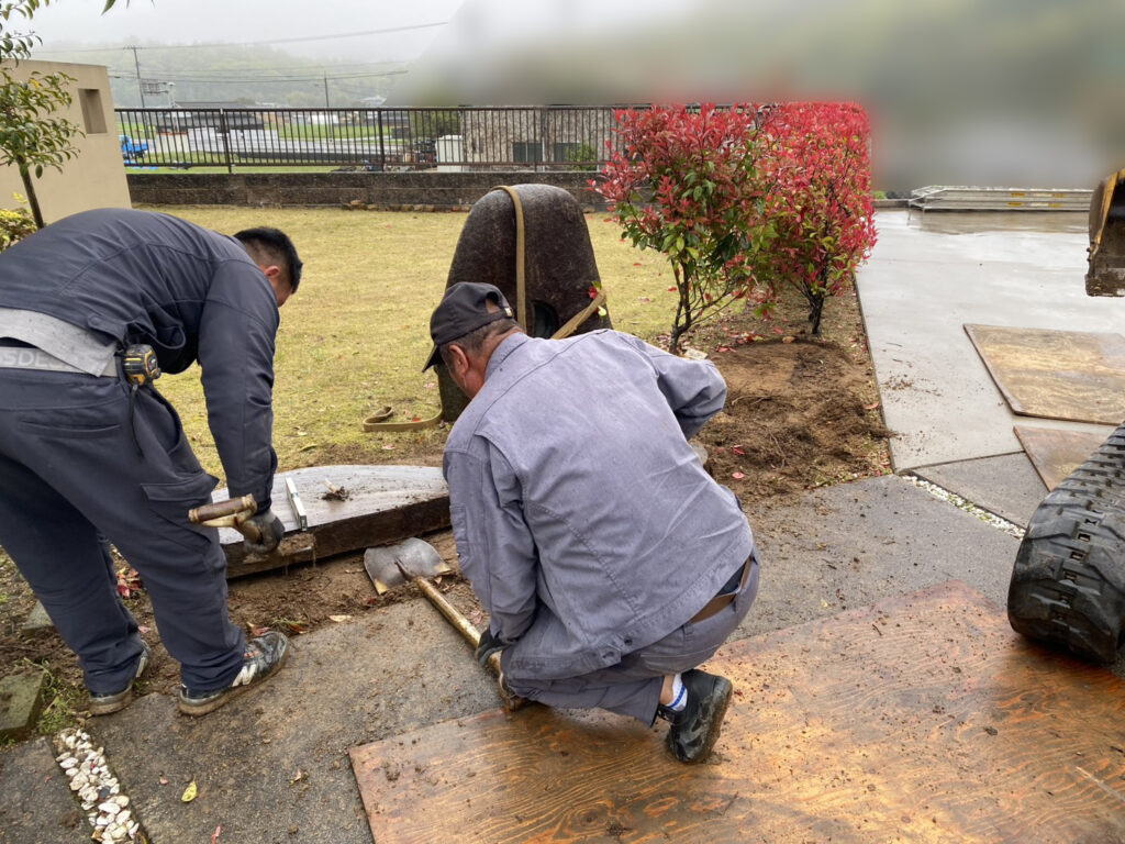 【まんのう町Ｓ様邸】垣根撤去＆目隠しフェンス設置工事着工⛑｜レッドロビンの垣根撤去と庭石移設完了 (株)カインズガーデン