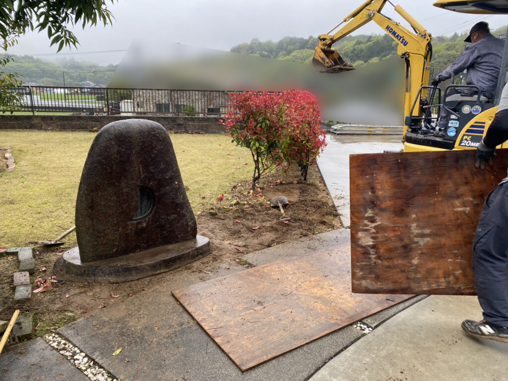 【まんのう町Ｓ様邸】垣根撤去＆目隠しフェンス設置工事着工⛑｜レッドロビンの垣根撤去と庭石移設完了 (株)カインズガーデン