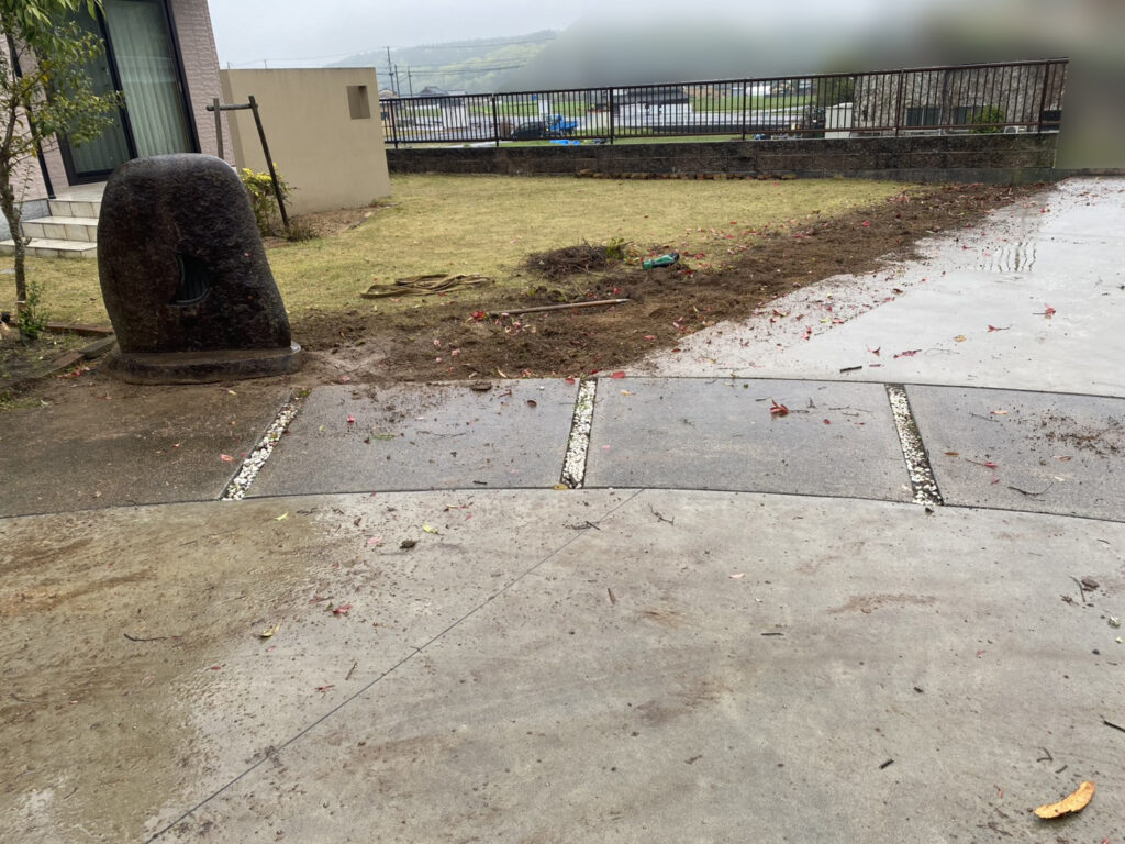 【まんのう町Ｓ様邸】垣根撤去＆目隠しフェンス設置工事着工⛑｜レッドロビンの垣根撤去と庭石移設完了 (株)カインズガーデン