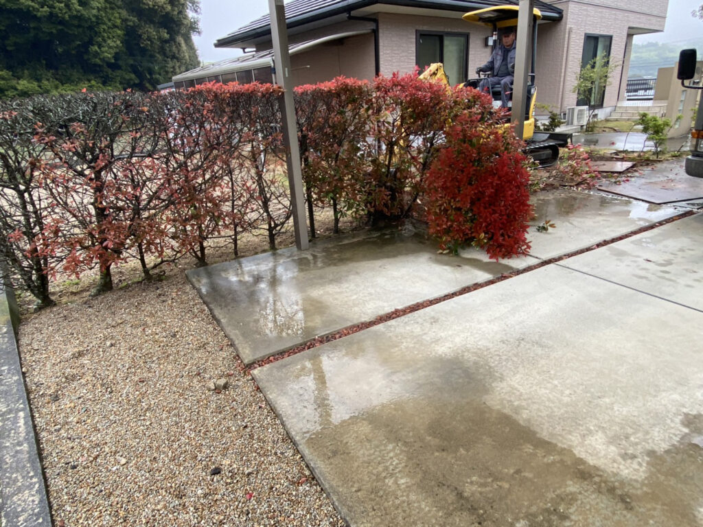 【まんのう町Ｓ様邸】垣根撤去＆目隠しフェンス設置工事着工⛑｜レッドロビンの垣根撤去と庭石移設完了 (株)カインズガーデン