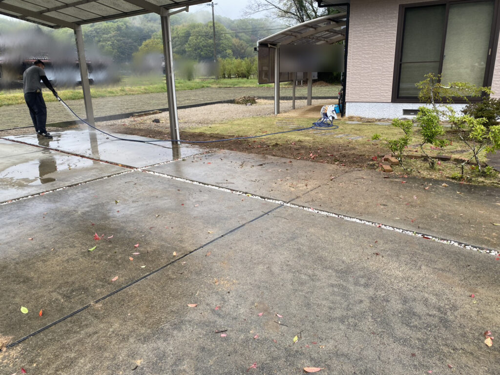 【まんのう町Ｓ様邸】垣根撤去＆目隠しフェンス設置工事着工⛑｜レッドロビンの垣根撤去と庭石移設完了 (株)カインズガーデン