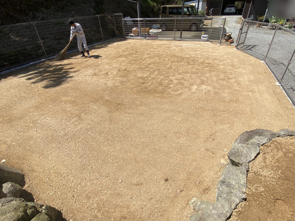 【三豊市Ｏ様邸】庭じまい＆ドッグラン工事㊗完工｜フェンス囲いで安心✨広々！ご自宅ドッグラン完成 (株)カインズガーデン