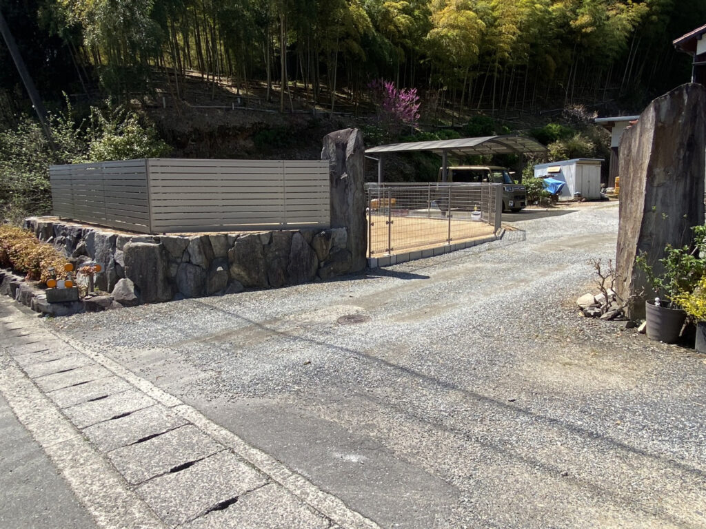 【三豊市Ｏ様邸】庭じまい＆ドッグラン工事㊗完工｜フェンス囲いで安心✨広々！ご自宅ドッグラン完成 (株)カインズガーデン