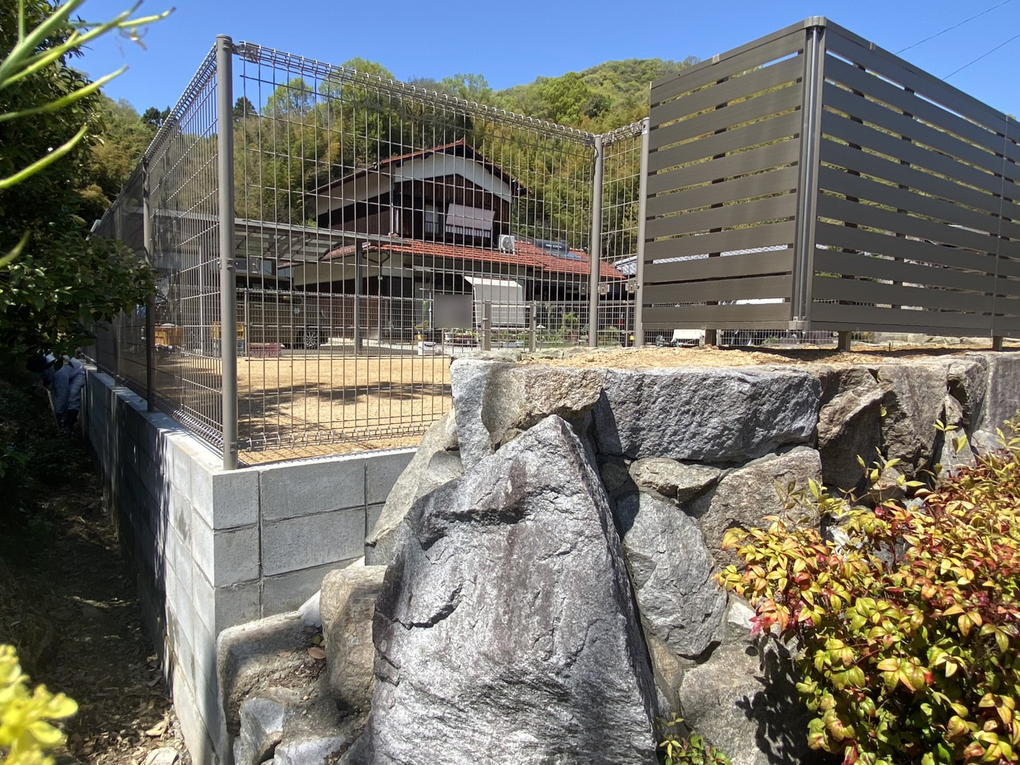 【三豊市Ｏ様邸】庭じまい＆ドッグラン工事㊗完工｜フェンス囲いで安心✨広々！ご自宅ドッグラン完成 (株)カインズガーデン
