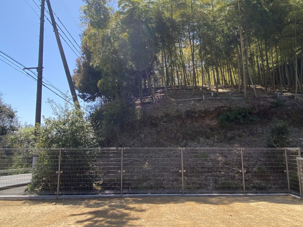 【三豊市Ｏ様邸】庭じまい＆ドッグラン工事㊗完工｜フェンス囲いで安心✨広々！ご自宅ドッグラン完成 (株)カインズガーデン