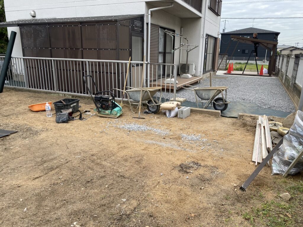 【高松市ＫＵ様邸】雑草対策＆庭仕舞い工事｜裏庭やお家周りの雑草対策，波板ポリカ交換等の仕上げ中 (株)カインズガーデン