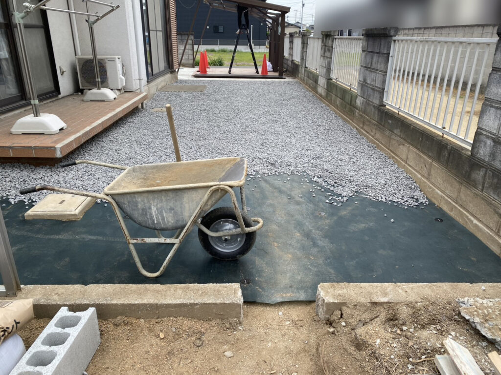 【高松市ＫＵ様邸】雑草対策＆庭仕舞い工事｜裏庭やお家周りの雑草対策，波板ポリカ交換等の仕上げ中 (株)カインズガーデン