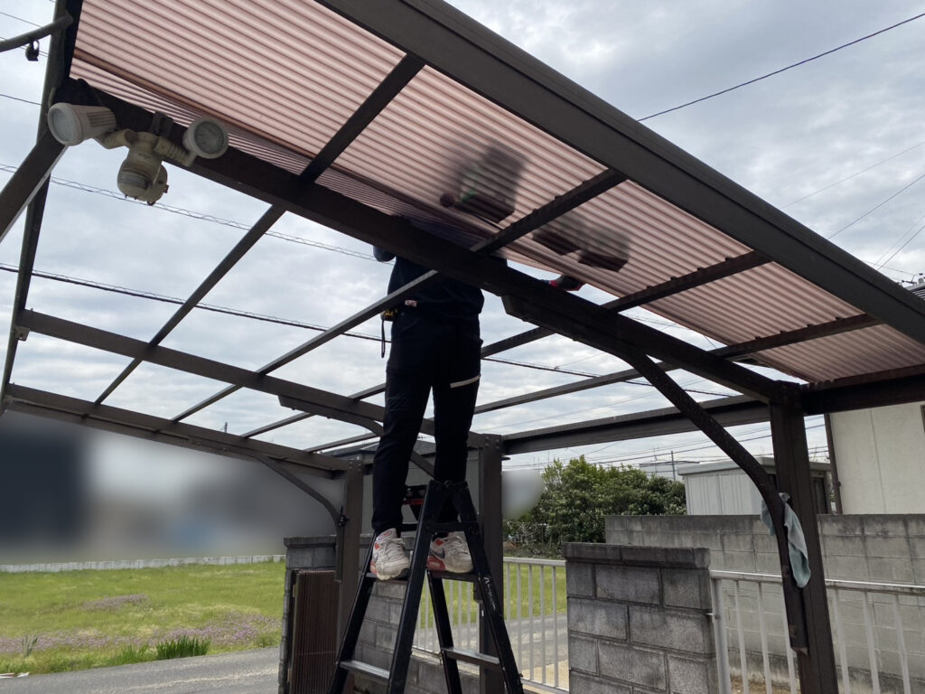 【高松市ＫＵ様邸】雑草対策＆庭仕舞い工事｜裏庭やお家周りの雑草対策，波板ポリカ交換等の仕上げ中 (株)カインズガーデン