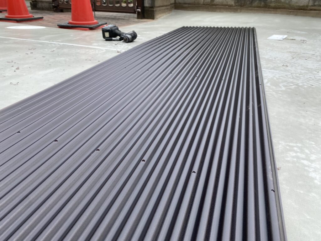 【高松市ＫＵ様邸】雑草対策＆庭仕舞い工事｜裏庭やお家周りの雑草対策，波板ポリカ交換等の仕上げ中 (株)カインズガーデン