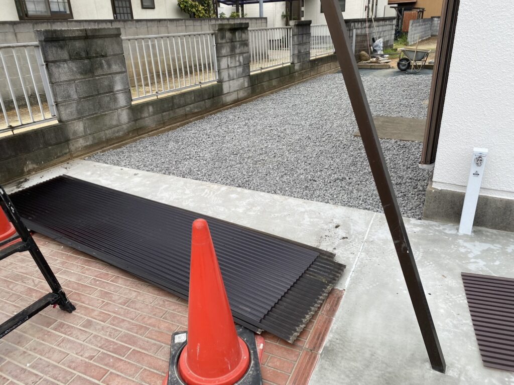 【高松市ＫＵ様邸】雑草対策＆庭仕舞い工事｜裏庭やお家周りの雑草対策，波板ポリカ交換等の仕上げ中 (株)カインズガーデン