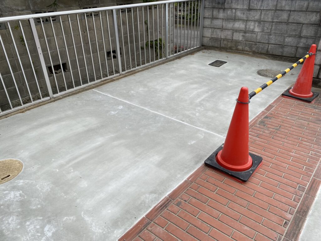 【高松市ＫＵ様邸】雑草対策＆庭仕舞い工事｜裏庭やお家周りの雑草対策，波板ポリカ交換等の仕上げ中 (株)カインズガーデン